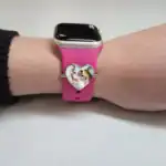 Persoonlijke smartwatch met hartvormige foto van twee mensen.