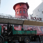 A Paris, le célèbre Moulin Rouge perd ses ailes mais reste ouvert