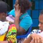 Une femme vole un nourrisson