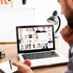 Mann arbeitet auf Laptop mit Microsoft Teams