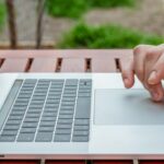 Personne sur son laptop sélectionnant un logiciel