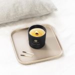 Vela Aromática Pimenta Rosa perfumando o quarto