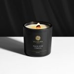 Vela Maçã com Canela acesa: A vela aromática que traz aconchego e conforto ao seu ambiente. Experimente essa vela perfumada!