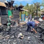 Babinsa Bersama Warga Gotong Royong Bersihkan Puing-Puing Sisa Kebakaran Rumah