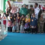 Pj Bupati HSS dan Ketua TP PKK Resmikan Mushola serta Buka Fashion Show Anak Paud