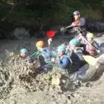 rafting descendant une rivière en crue, l'eau est boueuse