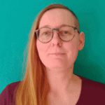 Corinna mit langen Haaren und SideCut und Brille