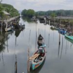 Petugas Resort Tanjung Pasir melakukan pemantauan visual aktivitas di sekitar kawasan konservasi