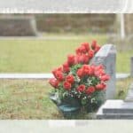 墓に供えた赤いバラの花束の写真.