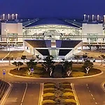 Larnaka havalimanı yukardan ve dışardan gece görünüm