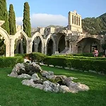 Girne Bellapais Manastırı ve bahçe manzarası – Taksi Girne ve Taksi Mehmet ile konforlu ulaşım
