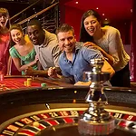 Casino rulet masasında bahis yapan insanlar – Merit Otel’de eğlence ve gece hayatı deneyimi