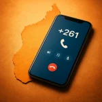 Smartphone affichant l’indicatif +261 posé sur une carte de Madagascar pour illustrer un appel téléphonique vers l’île.