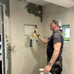 Referenzen 89 Terramore-Bodendesign Bad Mikrozement Finca mit Gravuren