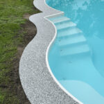 Referenzen 15 ©Terramore-Bodendesign_IMG_1277 Pool mit Steinteppich Umrandung