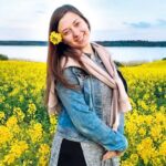 Wierząca dziewczyna jest szczęśliwa, że zaufała Bogu