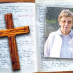 Krzyż i zdjęcie Alicji Lenczewskiej na tle jej osobistych notatek - Opatrzyć rany serca