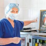 András Csókay, węgierski neurochirurg pokazuje na obraz Jezusa Miłosiernego