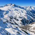 Carte des pistes des 2 Alpes avec vue panoramique sur le domaine skiable et le glacier en hiver.