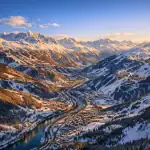 Vue panoramique de la vallée de la Tarentaise en Savoie avec ses stations et sommets enneigés.