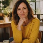 Portrait de Camille Perret, fondatrice du magazine Cocotte, dans un espace de travail lumineux