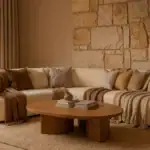 Warm minimalistisches Wohnzimmer mit geschwungenem Boucle-Sofa, Naturstein und Erdtönen