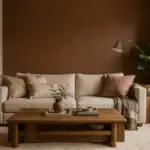 Wohnzimmer in warmen Macchiato-Brauntönen mit Neo-Neutrals, mattem Nussbaum und Leinen-Sofa