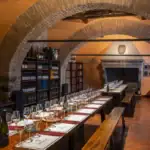 Pranzo aziendale in cantina storica con volte in pietra