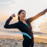 ragazza sportiva fa selfie in spiagga
