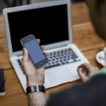携帯電話で仕事をする人
