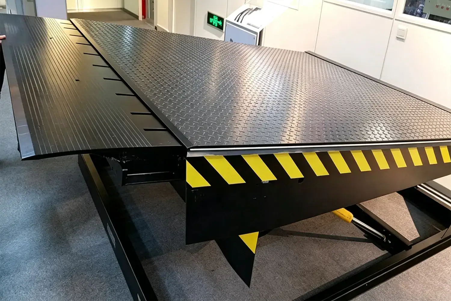 heavy-duty-hydraulic-dock-leveler-platform