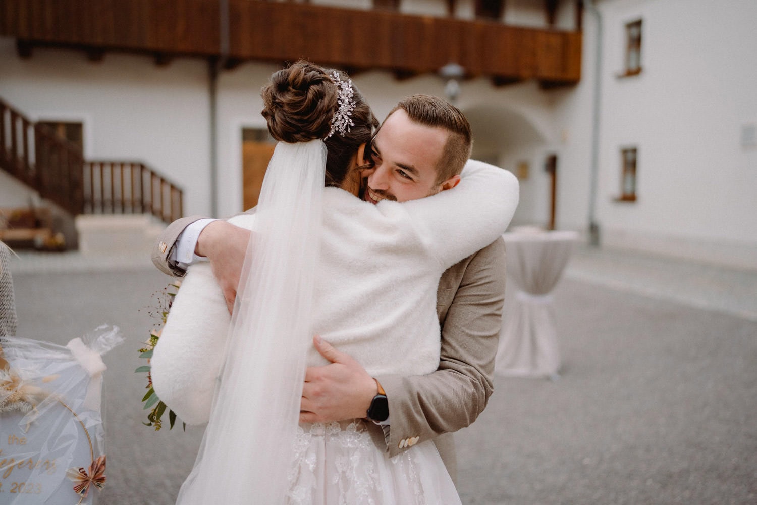 Fotograf Andreas Renner umarmt Braut