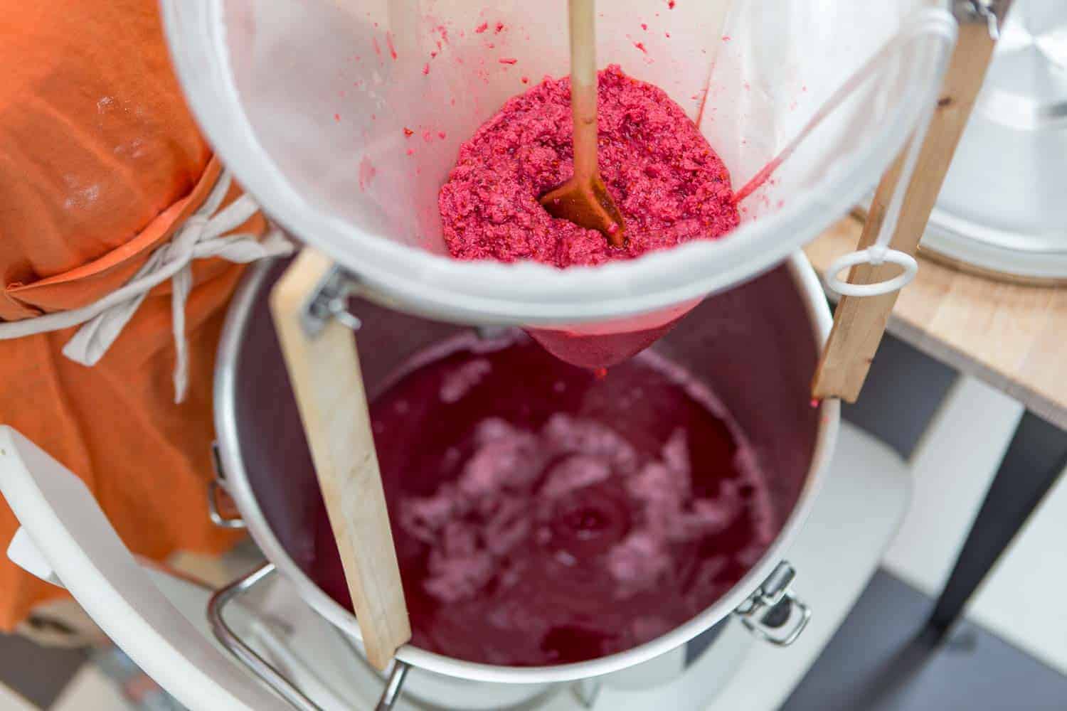 Johannisbeerwein selbst machen Saft abpressen