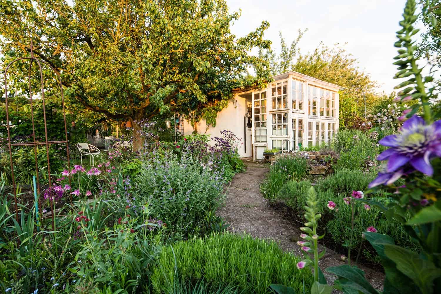 Welche Kosten fallen bei der Gartengestaltung an? Die wichtigsten Kostenfaktoren mit Summen. Wo kann man Kosten einsparen? Mit praxiserprobten Spartipps.
