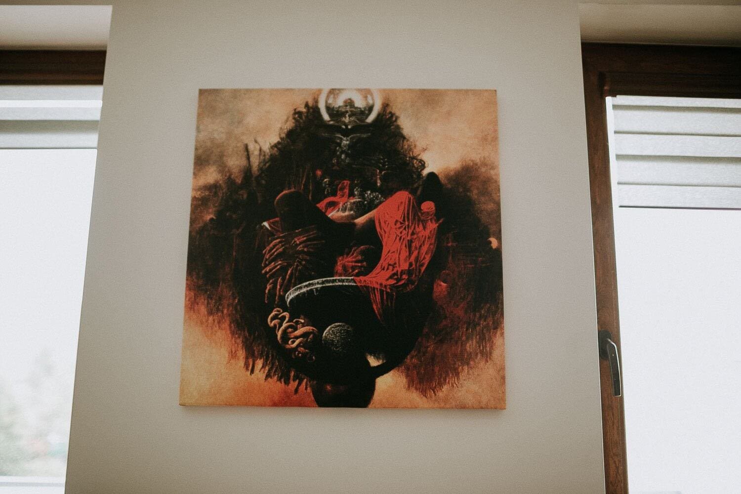 obraz na scianie w domu panstwa mlodych