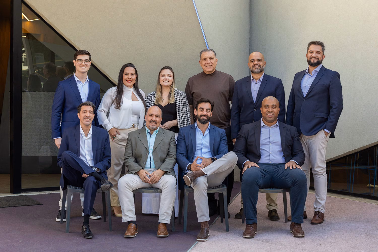 Equipe da Construtora Sudoeste posando junta