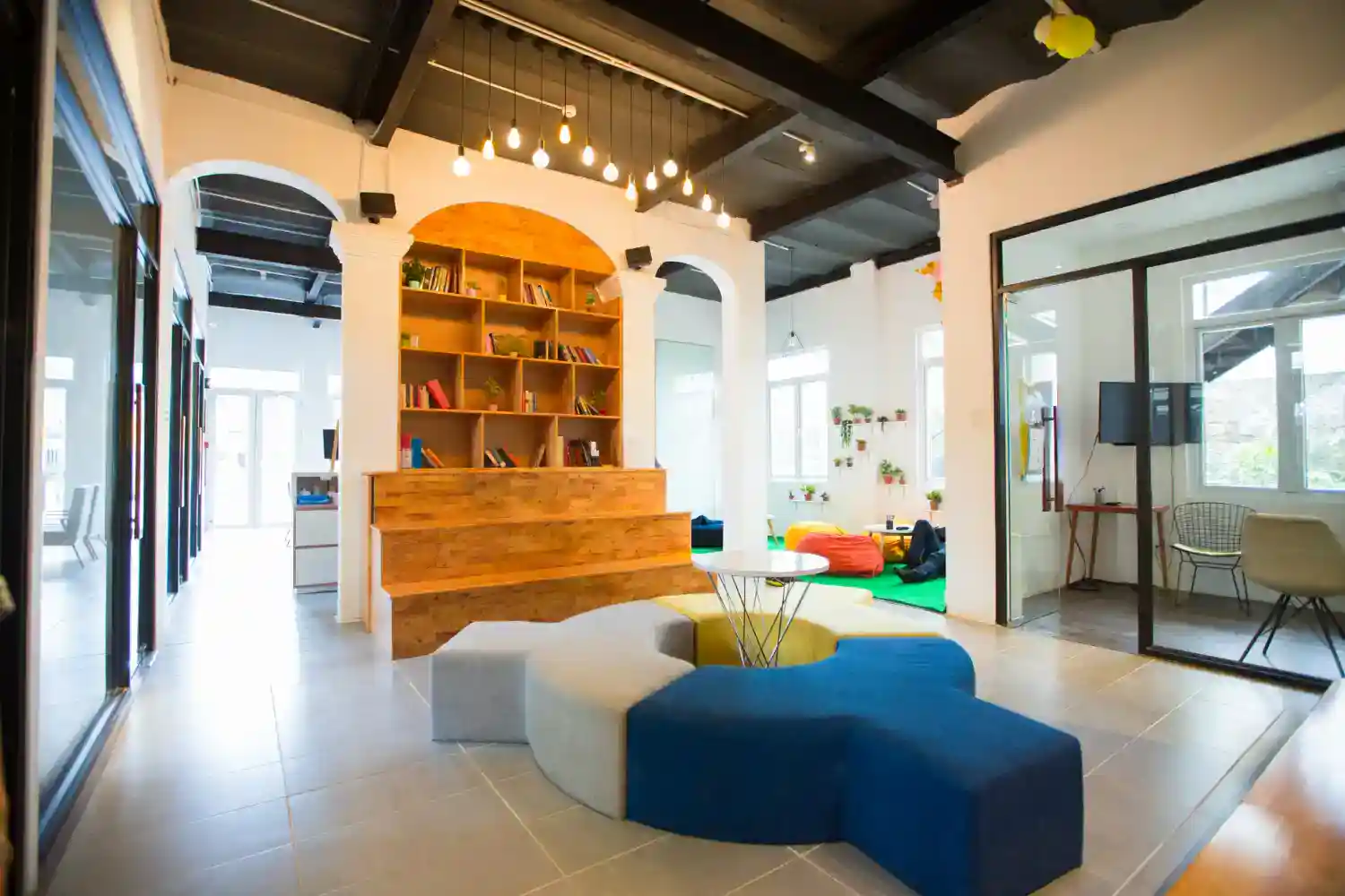 Rénovation de magasin à Elne : comment l&rsquo;agencement intérieur peut booster votre commerce