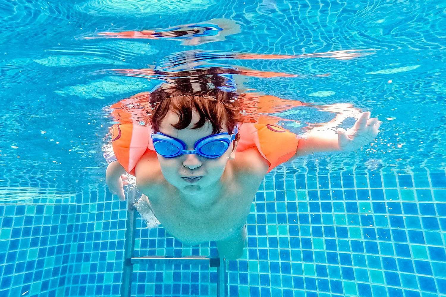 Cours natation enfant en piscine Sénégal