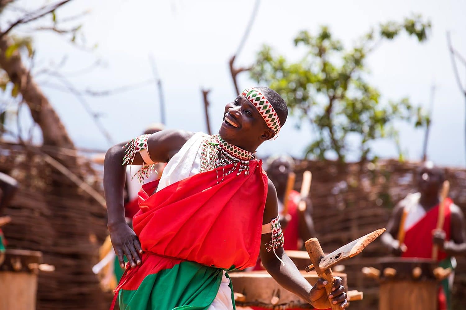 Danseur africain en tenue traditionnelle Sénégal