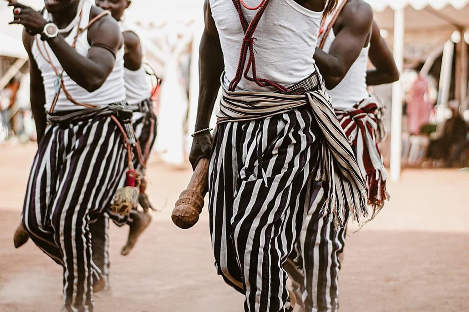 Danseurs africains traditionnels en mouvement Sénégal