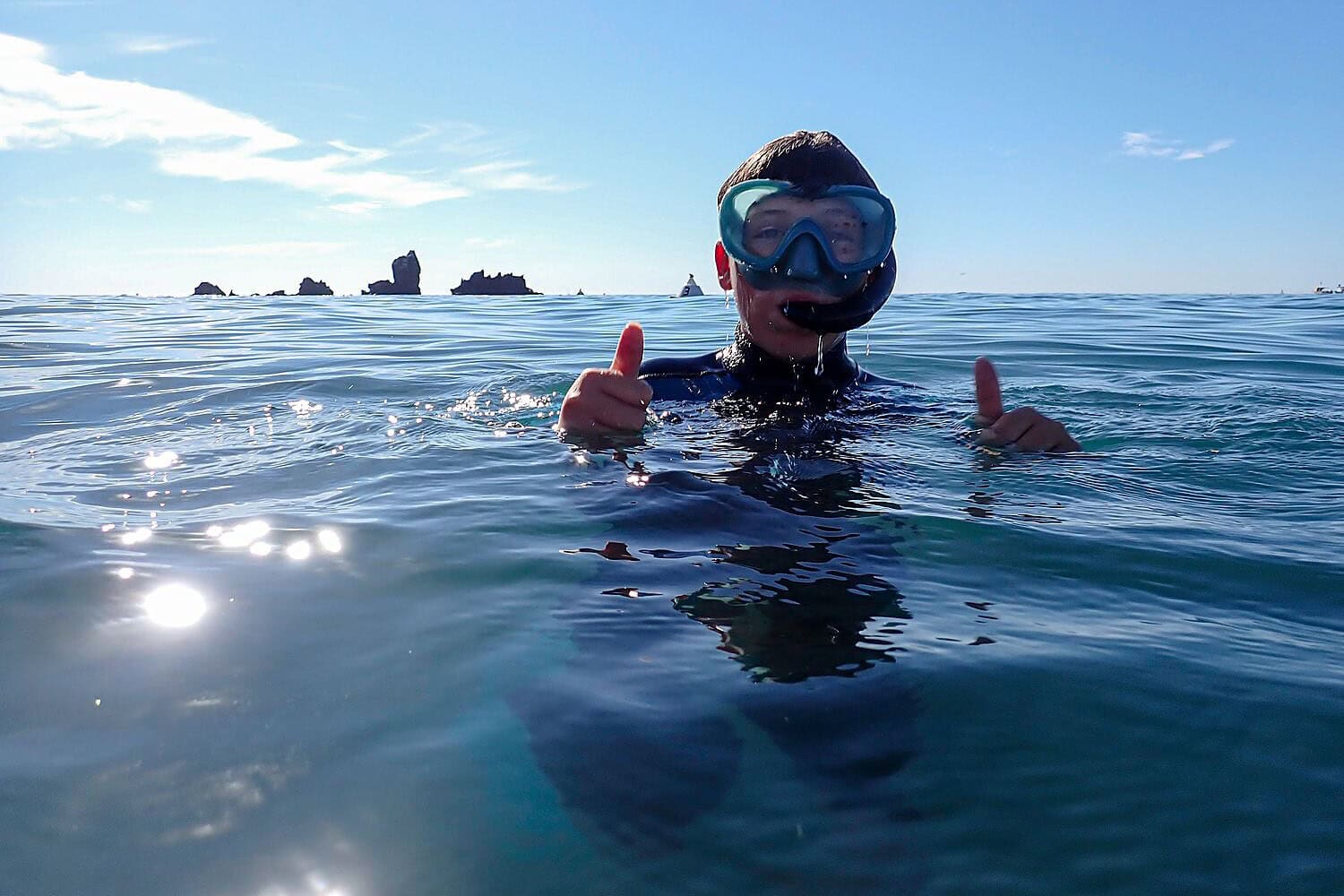 Jeune garcon faisant du snorkeling sur le sentier sous Sénégal