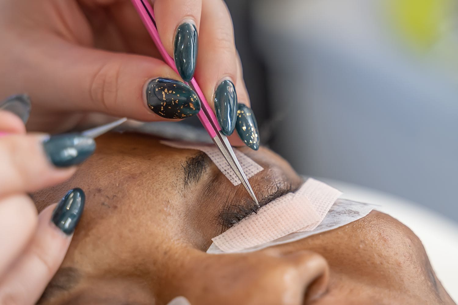 Pose de faux cils effet russe dans un salon d esthetique Sénégal 2 3