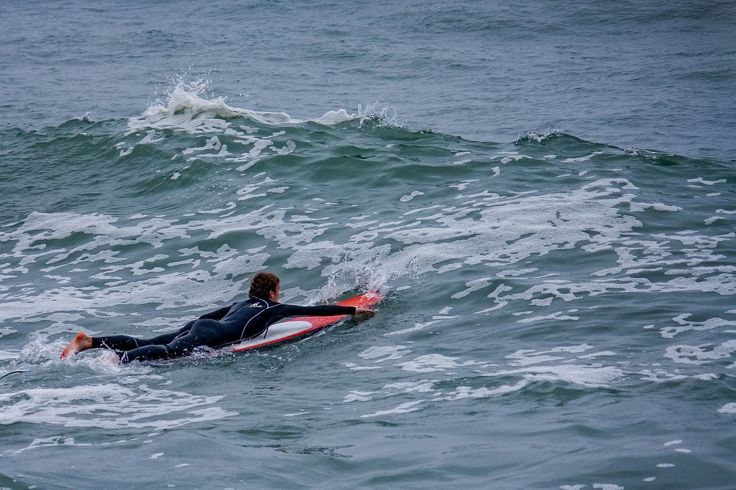 Sports nautiques surfeur en combinaison a la rame Sénégal