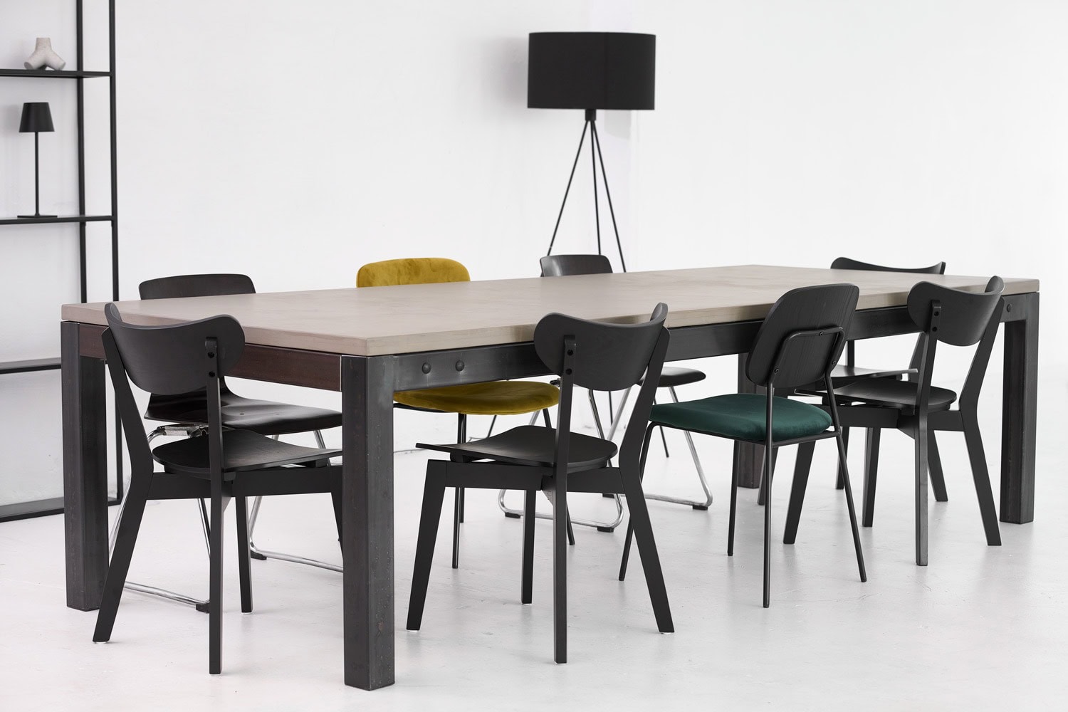 großer Tisch zum arbeiten in Mietstudio und Tageslichtstudio für Seminare und Workshops