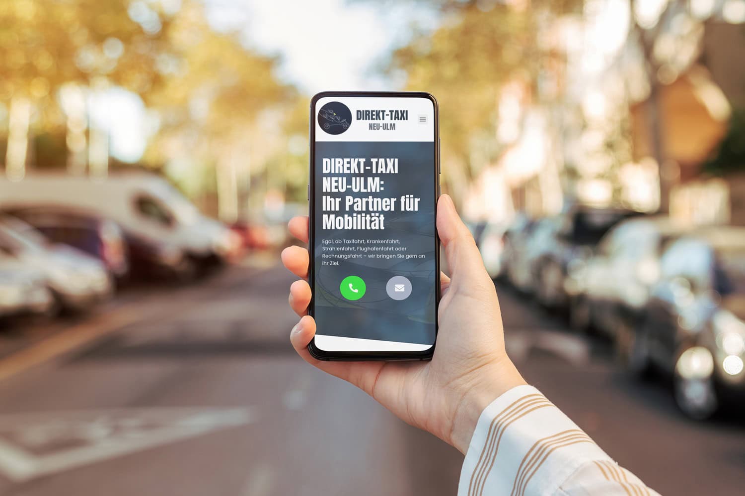 Responsive Website eines Taxi-Unternehmens mit prägnantem Anrufbutton wird auf Smartphone angezeigt