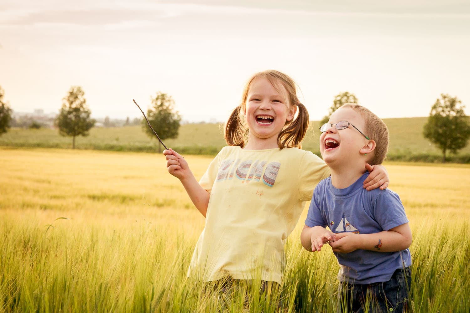 lustige Kinder in der Abenddämmerung so herzhaft können nur Kinder lachen... schön wenn es gelingt solche Momente einzufangen