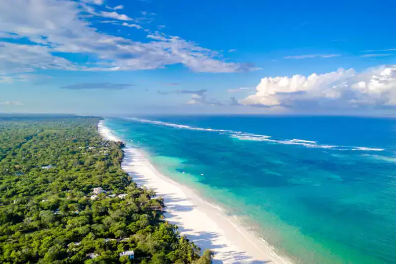 White sandy beach and turquoise waters at Diani – luxury Kenya coastal getaway