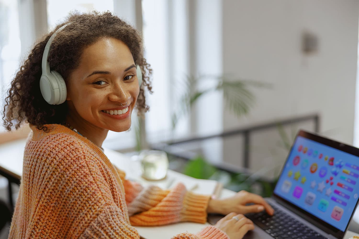 young stylish woman working indoors 8GWAD5X
