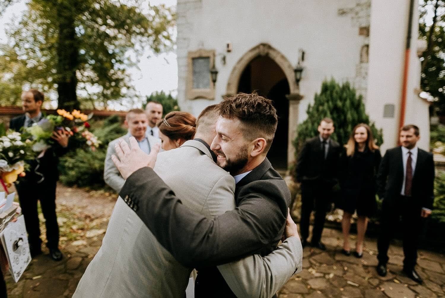 zyczenia dla pary mlodej pod kosciolem