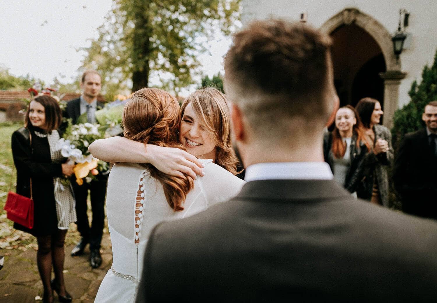 swiadkowa sklada zyczenia slubne parze mlodej